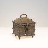 Cofre antiguo de bronce